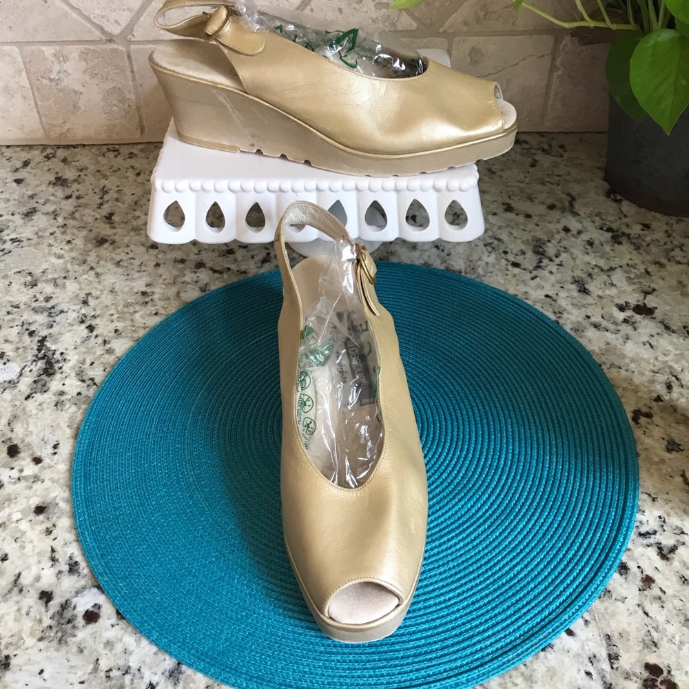 Andre’ Assous Featherweights Peep Toe - image 1